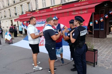 SKANDAL! PARISKA POLICIJA NAREDILA UKLANJANJE SRPSKE ZASTAVE! Haos pred polufinale sa SAD (VIDEO)