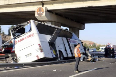 STRAVIČNA NESREĆA NA AUTOPUTU! Autobus se zakucao u stub, IMA MRTVIH! Vozilo smrskano, krhotine na sve strane! (UZNEMIRUJUĆI VIDEO)