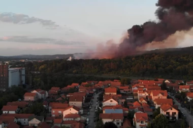 VATROGASCI MU NIŠTA NE MOGU: Ponovo se razbuktao požar u fabrici peleta u Kragujevcu! Vatra kao da "guta" grad (VIDEO)