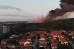 VATROGASCI MU NIŠTA NE MOGU: Ponovo se razbuktao požar u fabrici peleta u Kragujevcu! Vatra kao da "guta" grad (VIDEO)