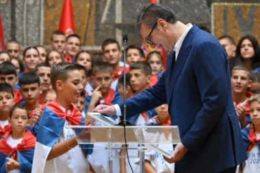 PRED SOBOM VIDIM BUDUĆE LIDERE, AMBASADORE NAŠE KULTURE! Vučić pozdravio decu iz zemlje i sveta, pa objasnio ŠTA JE SRBIJA (FOTO)