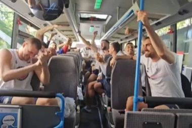 LUDNICA U AUTOBUSU SRBIJE! Svi su uglas pevali selektoru Pešiću (VIDEO)