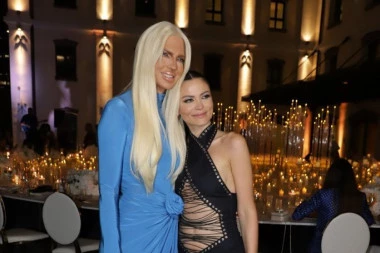 KADA JE UŠLA SA POKLONOM, SVIMA JE ZASTAO DAH! Pogledajte šta je Jelena Karleuša POKLONILA Milici Pavlović za rođendan!