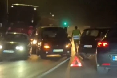 SUDAR DVA AUTOMOBILA: Stvaraju se gužve kod Rakovca (VIDEO)