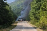 IZGOREO KAMION IZMEĐU BORA I ŽAGUBICE: Crni dim kulja na sve strane (FOTO)