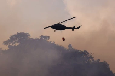 DRAMA KOD NIKŠIĆA! Izbio veliki požar, vatrena stihija PRODIRE prema kućama! Pomoćni objekti u plamenu!