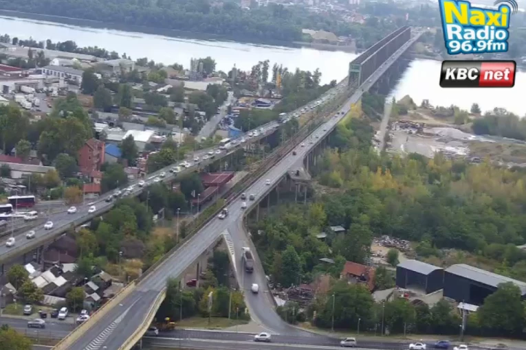 (FOTO) KATASTROFA KOD PANČEVAČKOG MOSTA! PREVRNULA SE VELIKA MEŠALICA! Prilaz Zrenjaninskom putu blokiran