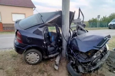 ZASTRAŠUJUĆ PRIZOR! Vozač se automobilom zakucao u STUB!