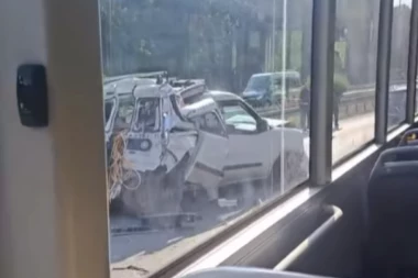 TEŽAK UDES KOD IKARBUSA U ZEMUNU: Automobil potpuno smrskan! (VIDEO)