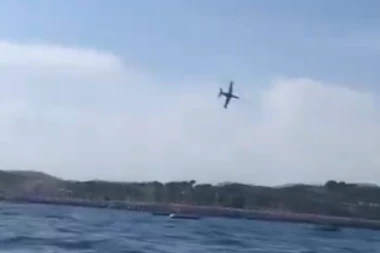 UŽAS NA AEROMITINGU U FRANCUSKOJ! Avion se srušio u more! Ljudi VRIŠTALI, hvatali se za glave! Šok i neverica! (VIDEO)