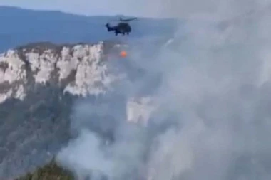 VATRENA STIHIJA I DALJE VAN KONTROLE, UGROŽENO PODRUČJE POD ZAŠTITOM UNESCO: Požar nadomak sela, situacija je DRAMATIČNA (FOTO/VIDEO)