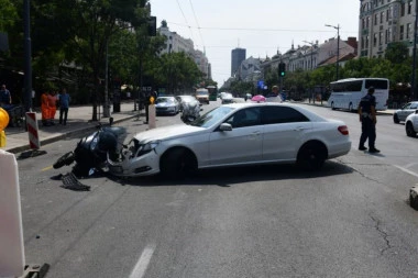 OBOREN MOTOCIKLISTA NA TERAZIJAMA! Leteo nekoliko metara, obustavljen saobraćaj!