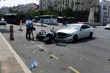 PRVI SNIMCI SA MESTA SUDARA TAKSI VOZILA I MOTOCIKLA NA TERAZIJAMA! Vozila uništena! (FOTO+VIDEO)