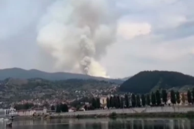 POŽAR BUKTI TIK IZNAD VIŠEGRADA: Preti da zahvati veći deo šume - naselja u panici (VIDEO)