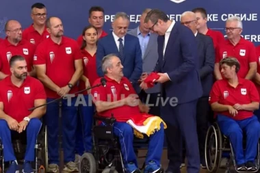 VUČIĆ ISPRATIO NAŠE PARAOLIMPIJCE U PARIZ! Državna zastava svečano uručena našim sportistima (VIDEO)