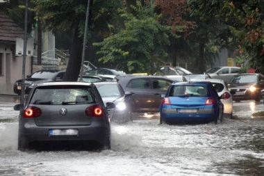 NEVREME TUTNJI EVROPOM, I REGION NA UDARU! Prete velike POPLAVE i grmljavinske oluje! Evo gde je već pao sneg!