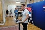 KAKAV DOČEK ZA "DELFINA" U RODNOM GRADU! Od Niša je dobio POKLON, a on im poručio - "Vidimo se za ČETIRI godine da proslavimo još jednu medalju"! (FOTO GALERIJA+VIDEO)