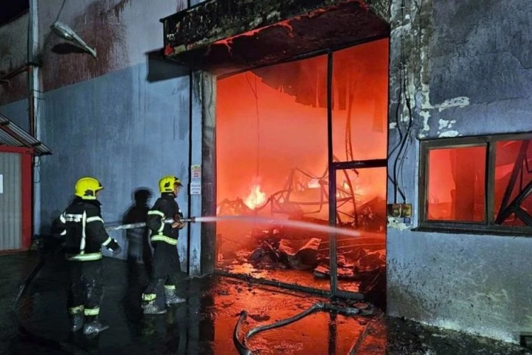 VELIKI POŽAR U VELNES CENTRU: Tri osobe se nagutale dima, naređena masovna evakuacija! Kompleks je POTPUNO UNIŠTEN