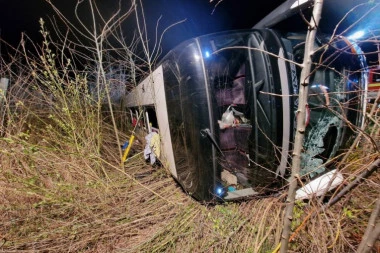 11 LJUDI NASTRADALO, 12 POVREĐENO: Prevrnuo se autobus - HOROR!