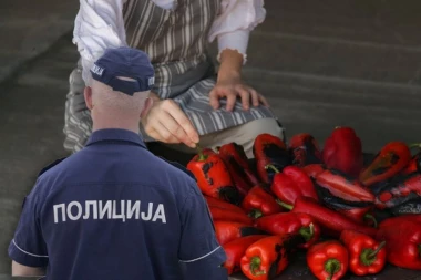 BIZARAN INCIDENT U NIŠU! Komšija prijavio komšinicu jer je pekla paprike u dvorištu! KAD SU OTIŠLI U POLICIJU USLEDIO DODATNI ŠOK!