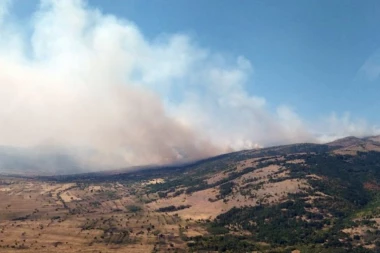 BUKNUO VELIKI POŽAR U BARU! Gust dim se nadvio nad gradom! Turistima pepeo pada na kola!