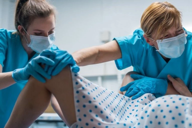 MONSTRUOZNO! Devojka umrla tokom porođaja, a onda je počelo IŽIVLJAVANJE NAD NJENIM TELOM (FOTO/VIDEO)