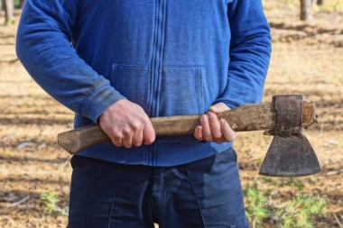 DEČAK (14) SEKIROM UBIO MAJKU! Prvo napravio listu za odstrel, a onda je u školi učinio nešto najgore!