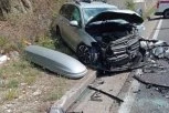 STRAVIČNA NESREĆA PARALISALA SAOBRAĆAJ: Auto totalno zgužvan, hitna pomaže povređenima! (FOTO)