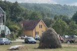 U OVOJ KUĆI JE AHMED USMRTIO SUPRUGU, PA PRESUDIO SEBI! Prve slike s mesta jezivog zločina kod Novog Pazara! (FOTO)