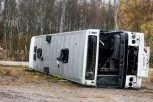 AUTOBUS PUN SVATOVA SLETEO U JARUGU! Teška saobraćajna nesreća, ima mrtvih