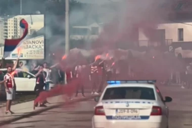 REPUBLIKA SRPSKA NAVIJA ZA ZVEZDU! SPEKTAKULARAN doček delija za crveno-bele košarkaše na Palama (VIDEO)