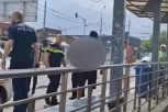 DEČAK (13) ZARIO NOŽ U LEĐA MUŠKARCU (50): Šokantan napad na tramvajskoj stanici, žrtvu spasila samo jedna "srećna" okolnost (VIDEO)