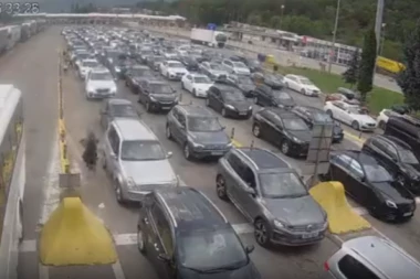 NA OVOM GRANIČNOM PRELAZU ČEKA SE SATIMA! Pogledajte današnje stanje na granicama u našoj zemlji! (FOTO)