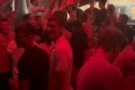 CRVENA ZVEZDA ZAPALILA KAFANU! Evo kako crveno-beli proslavljaju ulazak u Ligu šampiona (VIDEO)