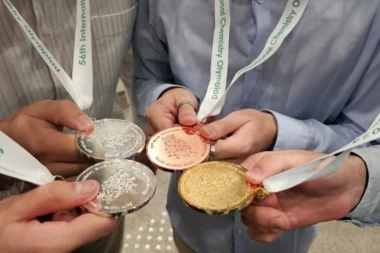 OD VELIKE BRITANIJE DO SAUDIJSKE ARABIJE NAŠI MLADI BRILJIRAJU NA OLIMPIJADAMA ZNANJA! Medalje za Srbiju na takmičenjima iz fizike, matematike i hemije - kompanija NIS podržala naše ekipe