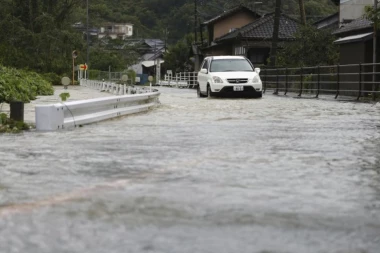 EVO KAKO SE KREĆE JEDNA OD NAJJAČIH OLUJA KOJE SU POGODILE REGION! Srušeni zidovi i polomljena stakla, hitno se oglasili meteorolozi! (FOTO/VIDEO)