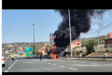 GORI KAO ŠIBICA! Zapalio se automobil kod Malog Požarevca - snimak ledi krv u žilama! (VIDEO)