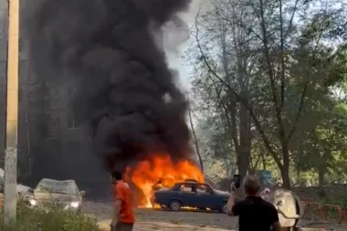 UZNEMIRUJUĆI SNIMAK: Žena stala pored vojnika dok su kupovali ručak, pa RAZNELA BOMBOM i sebe i njih! Otkriveno i KO JE ONA (VIDEO)