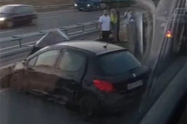 UDES NA MILOŠU VELIKOM, AUTOMOBIL POTPUNO SLUPAN! Nekoliko vozila učestvovalo! (VIDEO)