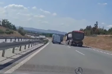 JEZIV SNIMAK SA NAŠIH DRUMOVA! Pikap i kombi se trkaju na Milošu Velikom - DA NE POVERUJETE KAKO PRETIČU JEDAN DRUGOG! (VIDEO)