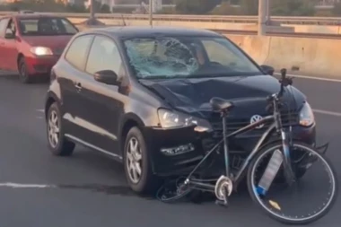 STRAVIČN A NESREĆA NA MOSTU NA ADI: Bicikl završio pod točkovima automobila, HITNA POMOĆ NA LICU MESTA (VIDEO)