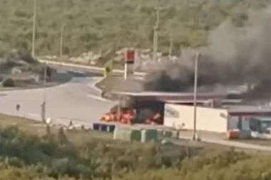 ŽIV IZGOREO U AUTOMOBILU: Stravični detalji nesreće na auto-putu, tri osobe prevezene u bolnicu, jedna životno ugrožena (VIDEO)