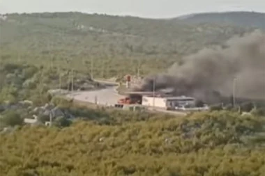 SNAŽNA EKSPLOZIJA NA AUTO-PUTU! Autom se zabio u benzinsku pumpu, ima povređenih! (VIDEO)