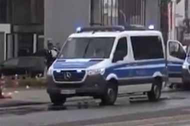 VIŠE LJUDI IZBODENO U BONU! Policija ubila napadača u "Burger Kingu"! (VIDEO)