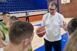 "NEMA PUŠTANJA, NEMA LAKIH POENA, SVAKAKO PREDAJA NIJE OPCIJA": Vučić sa juniorima KK Loznica (VIDEO)