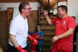 "IMA TU MNOGO JAČIH, ALI NE I UPORNIJIH": Predsednik Vučić u školi boksa u Loznici (FOTO)