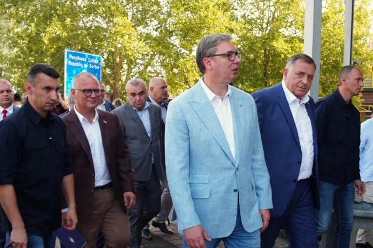 ALEKSANDAR VUČIĆ OBILAZI MLEKARU "ZAPIS TARE"