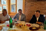 DIVNO IZGLEDA, A TEK ŠTO ŠLJIVA DOBRO MIRIŠE! Vučić: Ja se u rakiju ne razumem, ali Mile je ekspert, on će da proba! (FOTO)