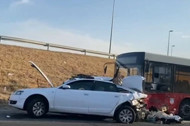 STRAVIČNA NESREĆA NA OBRENOVAČKOM PUTU! AUTOMOBIL SMRSKAN: Jedna osoba leži na putu! (UZNEMIRUJUĆI VIDEO)