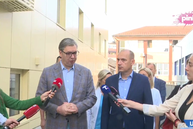 PREDSEDNIK VUČIĆ SA MINISTROM LONČAROM OBILAZI DOM ZDRAVLJA U LOZNICI: Lepo je da ljudi u Loznici vide kakvu sad bolnicu imaju, kao spejs-šatl!  (FOTO)